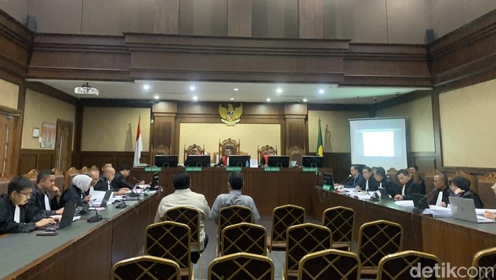 Mendag periode 2014-2015, Rachmat Gobel, dihadirkan sebagai saksi dalam sidang kasus dugaan korupsi kegiatan importasi gula yang menjerat Tom Lembong. (Mulia/detikcom).