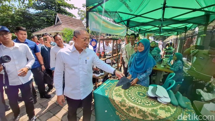 Menteri Koordinator Bidang Pangan (Menko Pangan), Zulkifli Hasan saat meninjau Kopdes Merah Putih di Desa Cangkuang Wetan, Dayeuhkolot