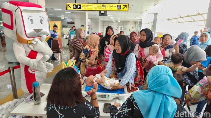 LRT Jakarta gelar Pekan Imunisasi Dunia di Stasiun LRT Pegangsaan Dua. Kegiatan ini hadirkan layanan vaksinasi bagi balita dan masyarakat umum.