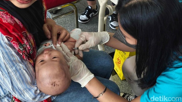 LRT Jakarta gelar Pekan Imunisasi Dunia di Stasiun LRT Pegangsaan Dua. Kegiatan ini hadirkan layanan vaksinasi bagi balita dan masyarakat umum.