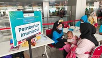Layanan vaksinasi di ruang publik seperti stasiun memudahkan masyarakat sibuk untuk tetap menjaga kesehatan keluarga.