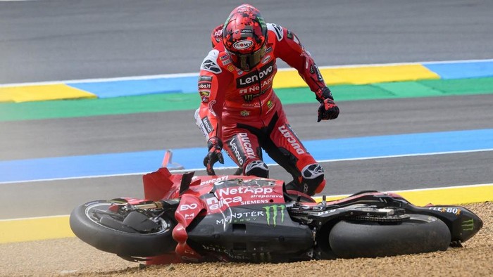 Ducati Lenovo Teams Italian MotoGP rider Francesco Bagnaia goes to his motorbike after crashing during the France Moto GP Sprint race at the Le Mans Circuit on May 10, 2025. (Photo by Loic VENANCE / AFP)