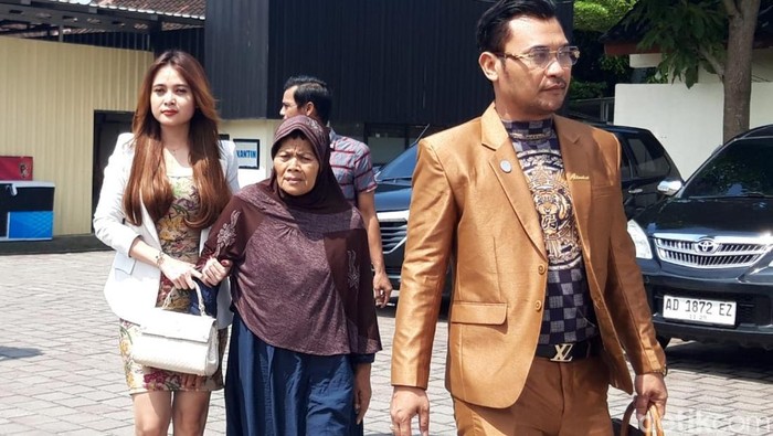 Nenek SA pengutil bawang di Pasar Mangu bersama kuasa hukumnya saat ditemui di Mapolres Boyolali, Kamis (15/5/2025).