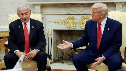 U.S. President Donald Trump talks to Israeli Prime Minister Benjamin Netanyahu during a meeting where Trump announced nuclear talks with Iran, Washington, U.S., April 7, 2025. REUTERS/Kevin Mohatt/File Photo Purchase Licensing Rights
