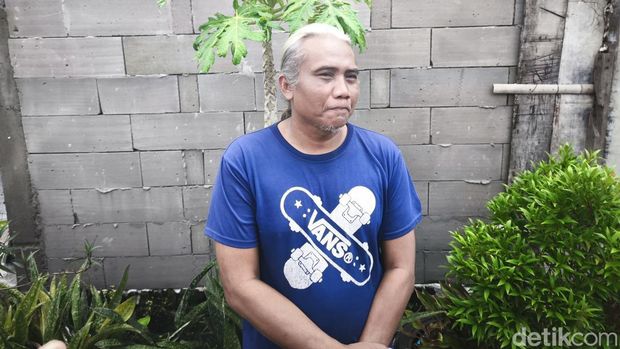 Paman korban, Yoko (50) ditemui di rumah duka pemuda inisial TDA (20) warga Langenharjo, Grogol, Sukoharjo, Kamis (15/5/2025). Korban ditemukan tewas dengan luka bacok.