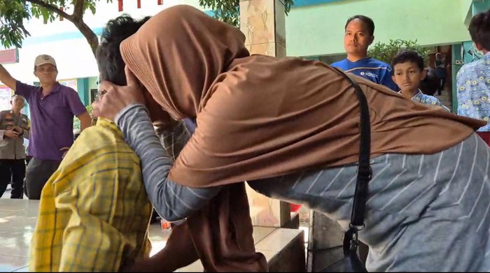 Para siswa yang terlibat tawuran menangis saat meminta maaf ke orang tuanya.