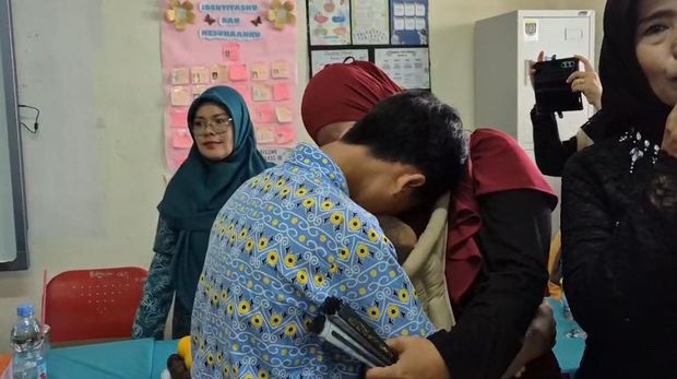 Para siswa yang terlibat tawuran menangis saat meminta maaf ke orang tuanya.