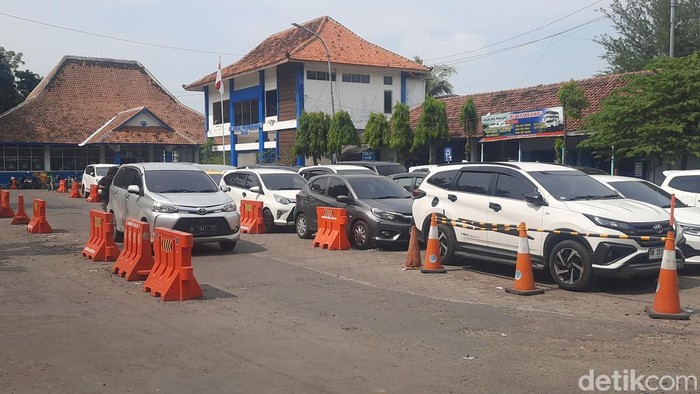 Suasana parkir di kawasan Pelabuhan Penyeberangan Jepara, Kamis (15/5/2025).