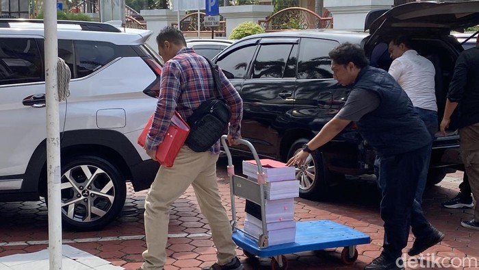 Penyidik Ditreskrimum Polda Jateng menyerahkan barang bukti (barbuk) di Kejari Kota Semarang, Kelurahan Kalibanteng Kulon, Kecamatan Semarang Barat, Kamis (15/5/2025).