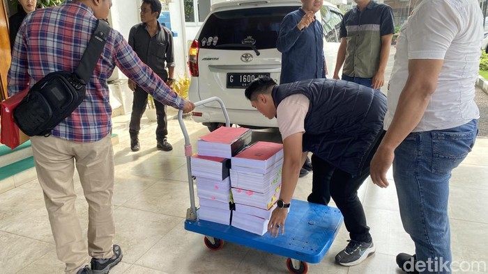 Pelimpahan tersangka PPDS Penyidik Ditreskrimum Polda Jateng menyerahkan barang bukti (barbuk) di Kejari Kota Semarang, Kelurahan Kalibanteng Kulon, Kecamatan Semarang Barat, Kamis (15/5/2025).
