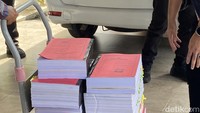 Berkas perkara tiga tersangka yang diserahkan ke Kejaksaan tampak tebal, bersampul warna merah.