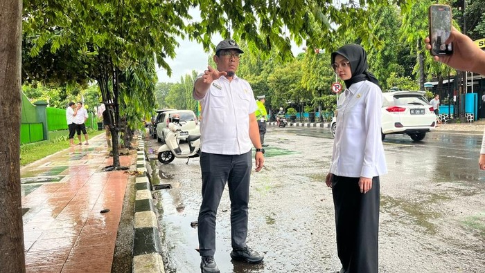 Wali Kota Kediri, Vinanda Prameswati saat pengecekan pembersihan inlet di beberapa ruas jalan