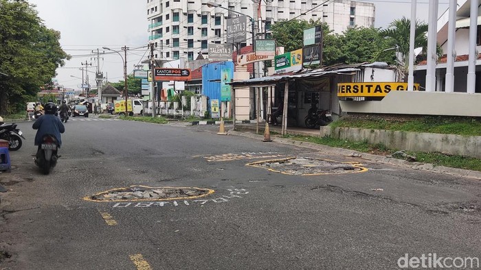 Penampakan lubang menganga di Jalan Yacarandra depan SV UGM, Sleman, Kamis (15/5/2025).