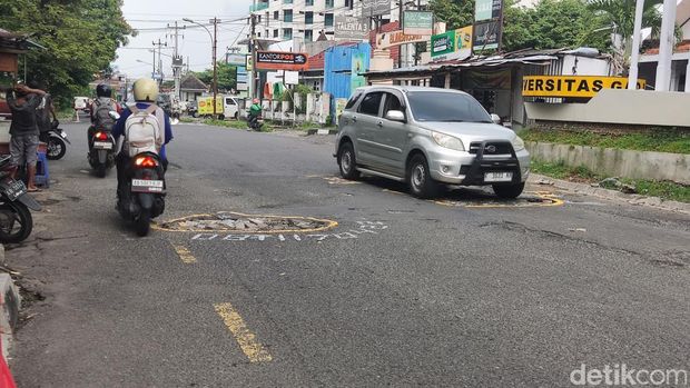 Penampakan lubang menganga di Jalan Yacarandra depan SV UGM, Sleman, Kamis (15/5/2025).