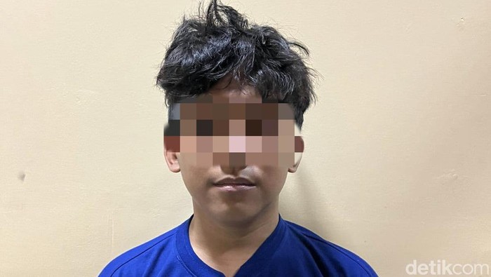 Pelaku pencurian 31 iPhone saat diamankan polisi di Kudus beserta ponsel yang dicurinya. Foto diunggah Kamis (15/5/2025).