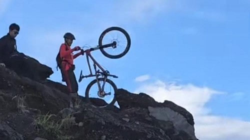 Pendaki membawa sepeda gayung saat naik ke puncak Gunung Agung, Karangasem, Bali. (istimewa)