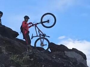 Viral Rombongan Pendaki Bawa Sepeda ke Puncak Gunung Agung