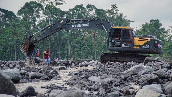 Penetapan masa tanggap darurat bencana Lumajang Relawan menormalisasi jalur lahar hujan Gunung Semeru menggunakan alat berat di Desa Jugosari, Kecamatan Candipuro, Lumajang, Jawa Timur, Kamis (15/5/2025). Pemkab Lumajang menetap masa tanggap darurat bencana selama 90 hari sejak tanggal 11 Mei 2025 untuk mempercepat penanganan kedaruratan infrastruktur di daerah aliran terdampak banjir lahar hujan Gunung Semeru. ANTARA FOTO/Irfan Sumanjaya/bar