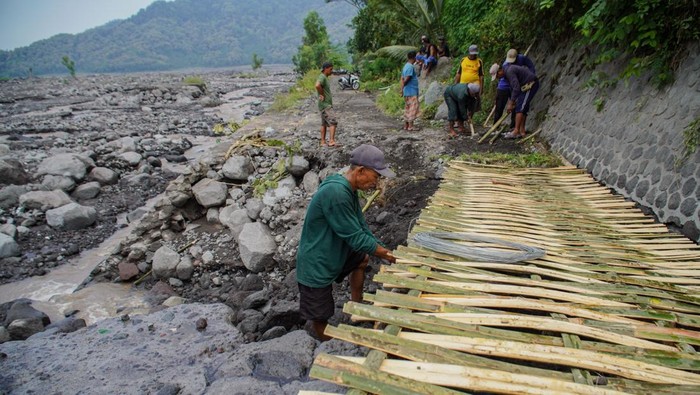 Relawan menormalisasi jalur lahar hujan Gunung Semeru menggunakan alat berat di Desa Jugosari, Kecamatan Candipuro, Lumajang, Jawa Timur, Kamis (15/5/2025). Pemkab Lumajang menetap masa tanggap darurat bencana selama 90 hari sejak tanggal 11 Mei 2025 untuk mempercepat penanganan kedaruratan infrastruktur di daerah aliran terdampak banjir lahar hujan Gunung Semeru. ANTARA FOTO/Irfan Sumanjaya/bar