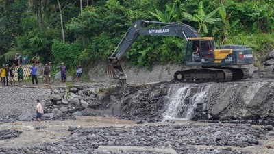 Normalisasi Jalur Lahar Semeru Dimulai