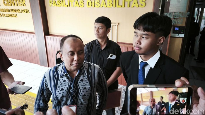 Penggugat nomor perkara 96/pdt.g/2025/PN Skt, Aufaa Luqmana Re A, dan kuasa hukumnya, Arif Sahudi, saat ditemui di Pengadilan Negeri Solo, Kamis (15/5/2025).
