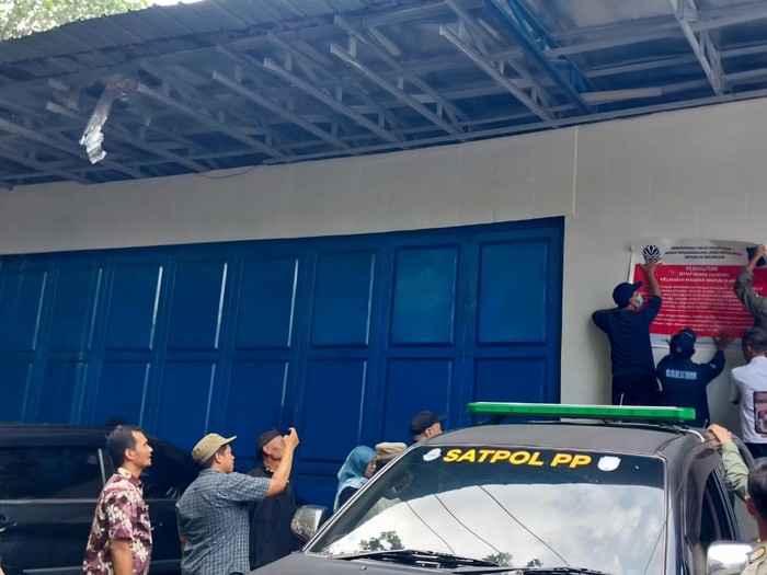 Penyegelan bangunan pabrik di Sukabumi