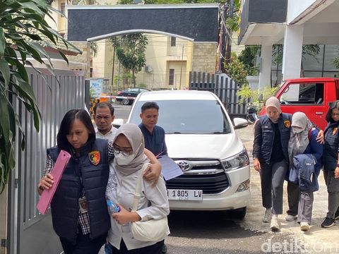 Penyidik Ditreskrimum Polda Jateng membawa ketiga tersangka kasus PPDS Undip ke Kejari Kota Semarang, Kelurahan Kalibanteng Kulon, Kecamatan Semarang Barat, Kota Semarang, Kamis (15/5/2025).
