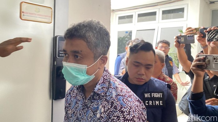 Penyidik Ditreskrimum Polda Jateng membawa ketiga tersangka kasus PPDS Undip ke Kejari Kota Semarang, Kelurahan Kalibanteng Kulon, Kecamatan Semarang Barat, Kota Semarang, Kamis (15/5/2025).