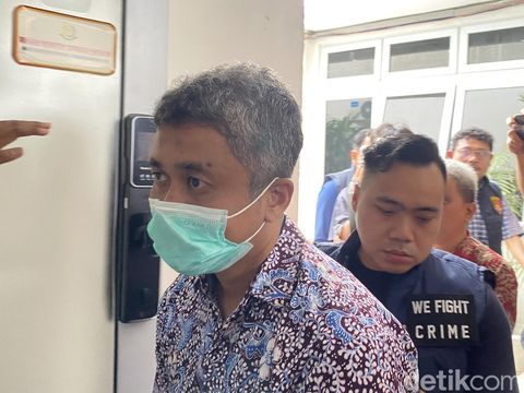 Penyidik Ditreskrimum Polda Jateng membawa ketiga tersangka kasus PPDS Undip ke Kejari Kota Semarang, Kelurahan Kalibanteng Kulon, Kecamatan Semarang Barat, Kota Semarang, Kamis (15/5/2025).