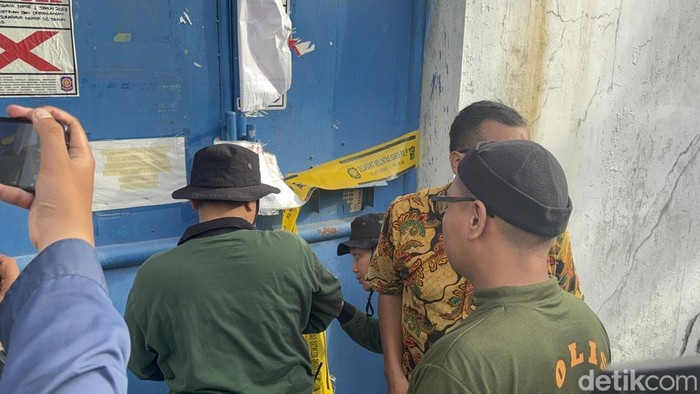 Penyidik Polda Jatim berupaya menggeledah gudang Sentoso Seal tapi tidak berhasil karena pintu digembok dari dalam.