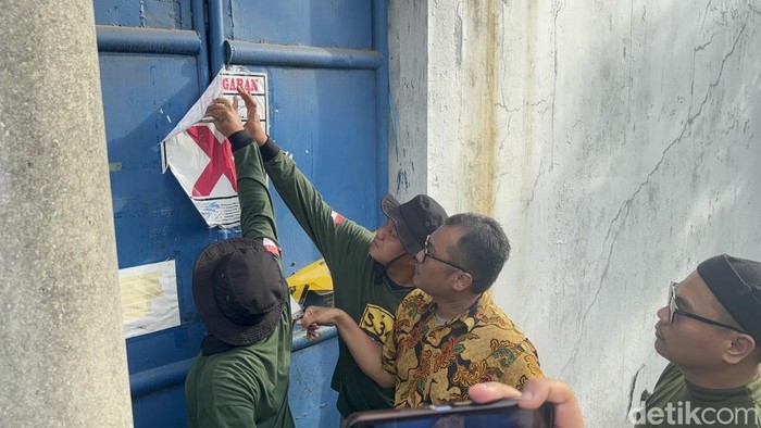 Penyidik Polda Jatim berupaya menggeledah gudang Sentoso Seal tapi tidak berhasil karena pintu digembok dari dalam.