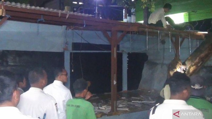 Polisi Bongkar Posko Ormas di Pasar Kramat Jati, Buru Preman Meresahkan