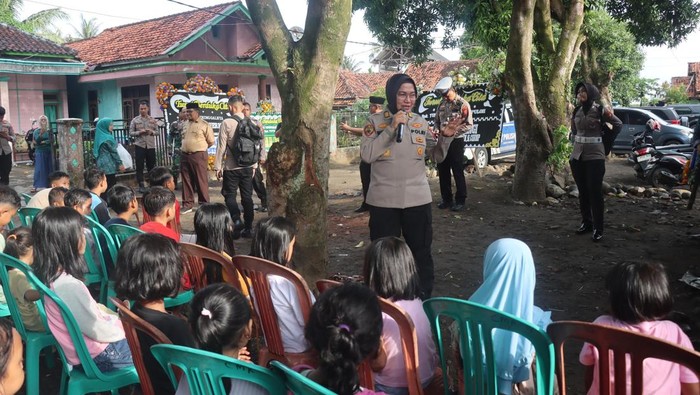 Personel Polres Garut memberikan trauma healing untuk warga di lokasi ledakan.