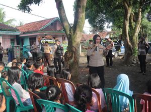 Polwan Beri Trauma Healing di Lokasi Ledakan Amunisi Garut