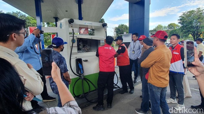 Pertamina mengajak masyarakat untuk memantau SPBU.