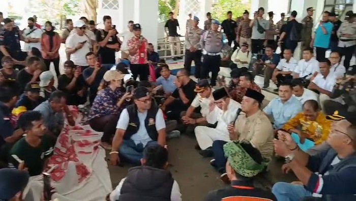 -Perwakilan nelayan menggelar aksi di depan gedung daerah dan DPRD Provinsi Kepri.(Istimewa)