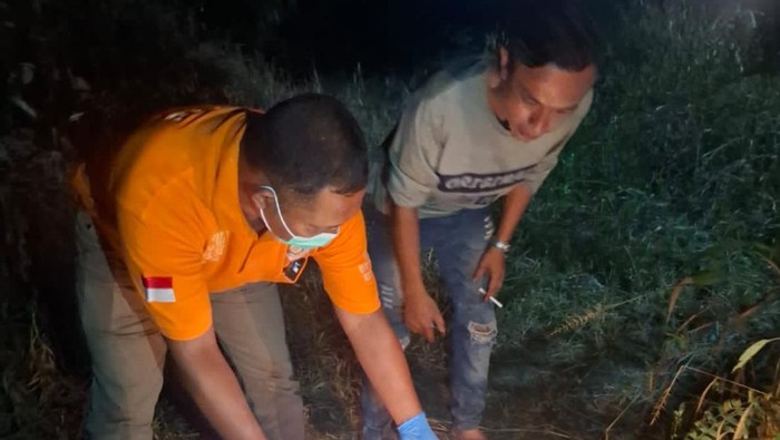 Petugas kepolisian saat olah TKP penemuan jasad bayi. (Dok. Polres Labuhanbatu)