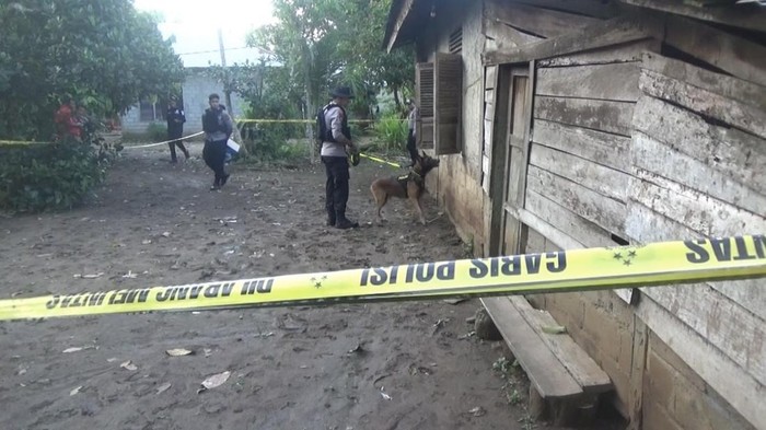 Polisi kerahkan anjing pelacak untuk memburu Rizal Effendi (43), pria di Kabupaten Dharmasraya, Sumbar yang membunuh anak tirinya. (Dok. Istimewa)