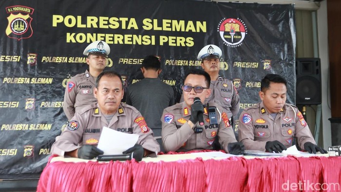 Polisi menampilkan pelaku tabrak lari yang terjadi di Condongcatur saat rilis kasus di Polresta Sleman, Kamis (15/5/2025)