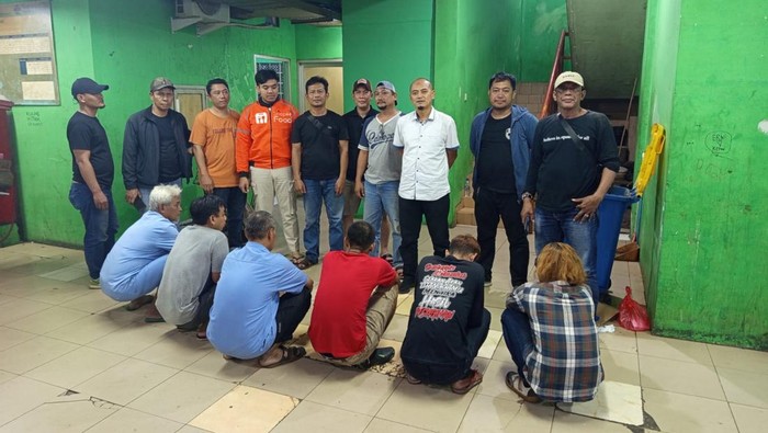 Polisi menangkap 6 pelaku pungutan liar (pungli) di Pasar Induk Kramat Jati yang menggunakan modus koperasi dan parkir liar. (dok Istimewa)