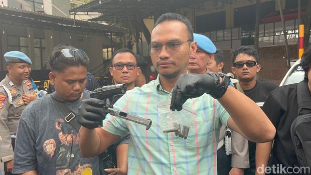 Polisi menangkap 7 orang penagih utang (debt collector) di wilayah Depok. Dari ketujuh pelaku, dua orang di antaranya didapati membawa senjata api. (Devi P/detikcom)