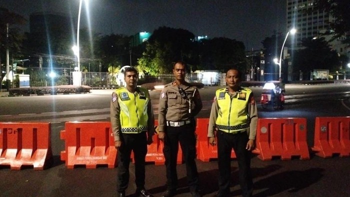Polisi menutup arus lalu lintas di kawasan Monas, Jakarta Pusat malam ini. (dok.Istimewa)