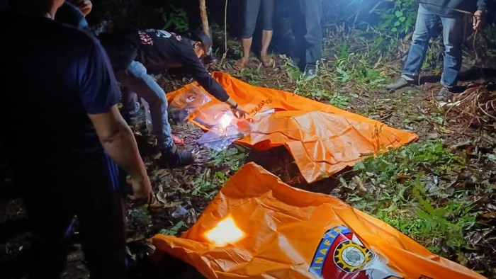 Polisi saat mengevakuasi jasad kakak dan adik di Lampung.