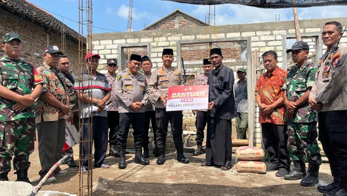 Kapolres Kediri Kota AKBP Bramastyo Priaji menyalurkan bantuan material 50 sak semen untuk pembangunan Musala Abdul Ghoni di Dusun Ngablak, Desa Ngablak, Kecamatan Banyakan