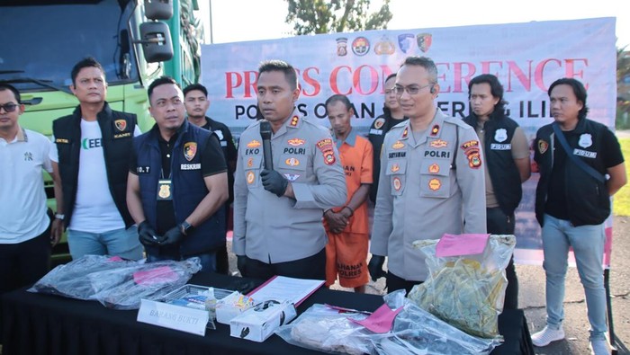 Polres OKI merilis pelaku pembunuhan sopir truk yang mayatnya dibuang di bawah jembatan Tol Kayuagung.