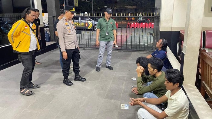 Polsek Cengkareng mengamankan empat orang Pak Ogah. Keempatnya diduga kerap meminta uang secara paksa hingga memicu kemacetan di jalanan. (dok Istimewa)
