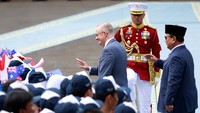 Prabowo terlihat menyambut langsung PM Albanese di pintu samping Istana Merdeka. Keduanya lalu berdiri di podium yang berada di tengah halaman Istana Merdeka untuk mendengar lantunan lagu kebangsaan kedua negara.