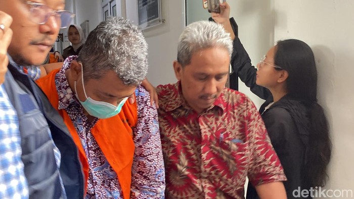 Ketiga tersangka kasus PPDS Undip menggunakan rompi oranye di Kejari Kota Semarang, Kecamatan Semarang Barat, Kamis (16/5/2025).