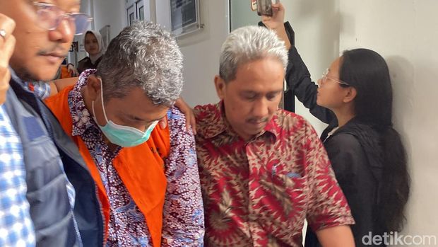 Ketiga tersangka kasus PPDS Undip menggunakan rompi oranye di Kejari Kota Semarang, Kecamatan Semarang Barat, Kamis (16/5/2025).