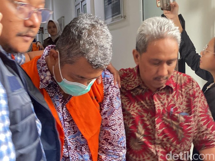 Ketiga tersangka kasus PPDS Undip menggunakan rompi oranye di Kejari Kota Semarang, Kecamatan Semarang Barat, Kamis (16/5/2025).